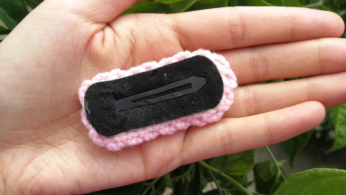 Handgjord virkad hårklämma i rosa vågig kant