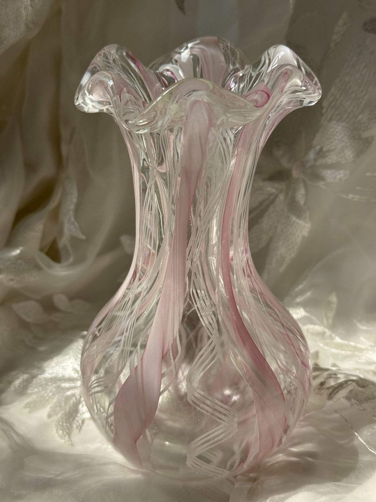 Vase en verre de Murano vintage rose blanc dentelle