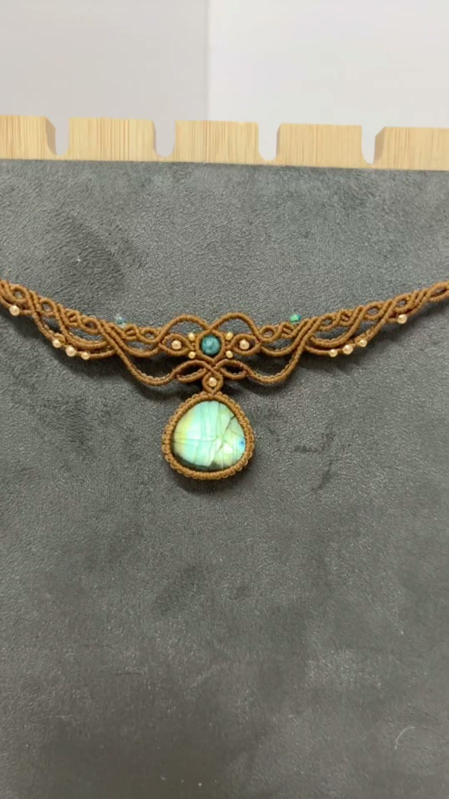 Collana Choker in Macramè con Labradorite