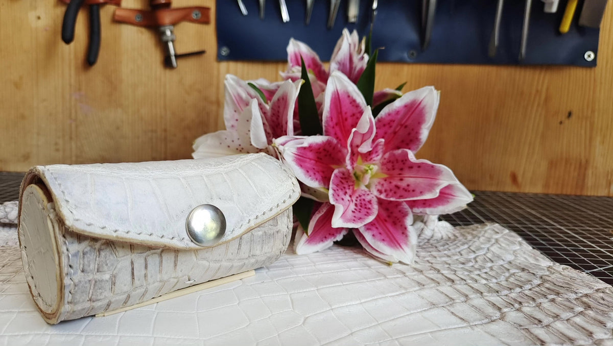 Estuche artesanal para nueces wenwan en cuero de cocodilo Himalaya