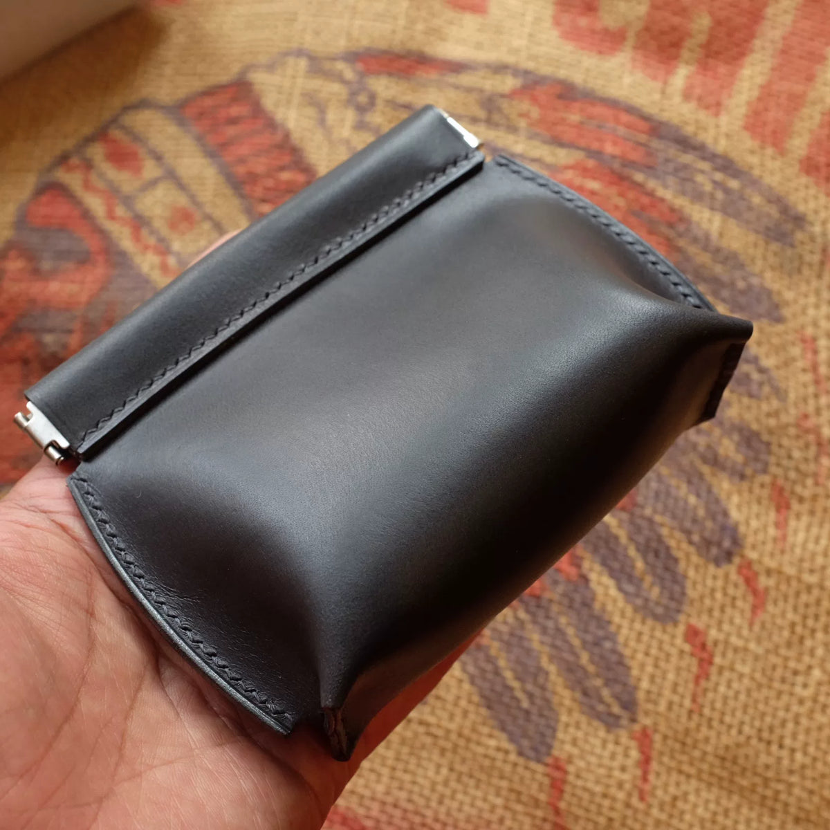 Astuccio in pelle nera con patta