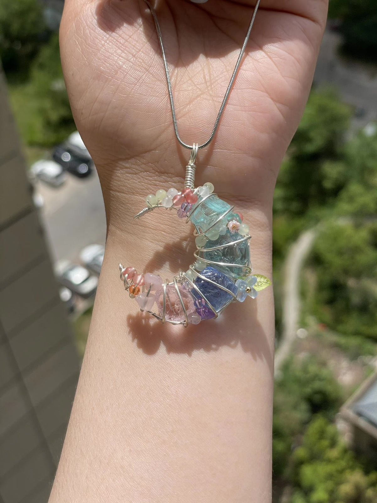 Pendente de Colar de Lua Crescente em Cristal e Vidro