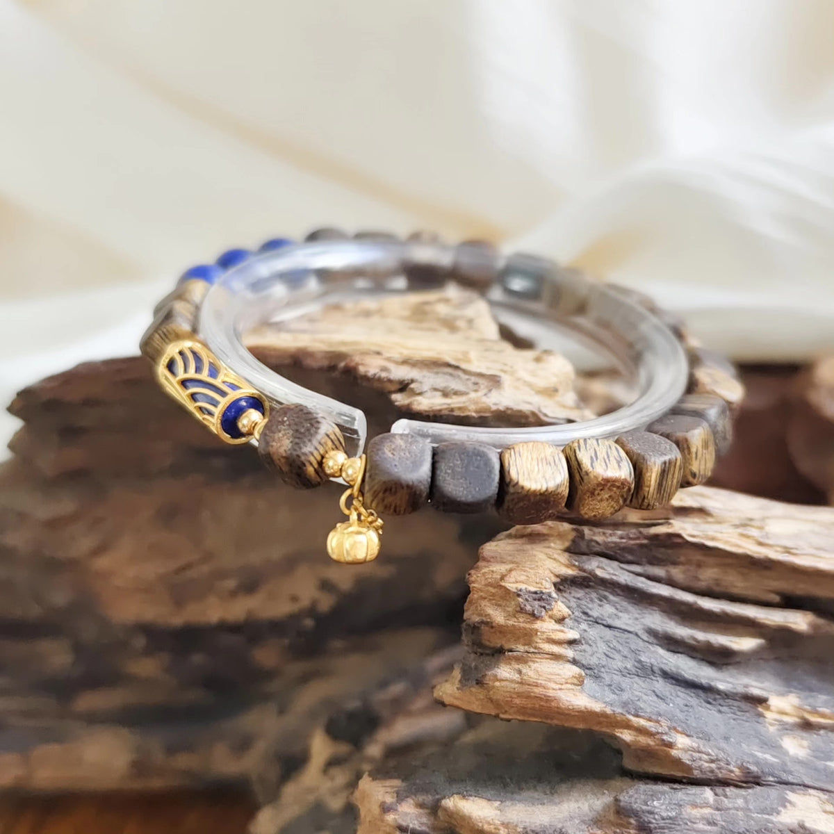 Bracciale con perline in oudalo, lapislazzuli e argento