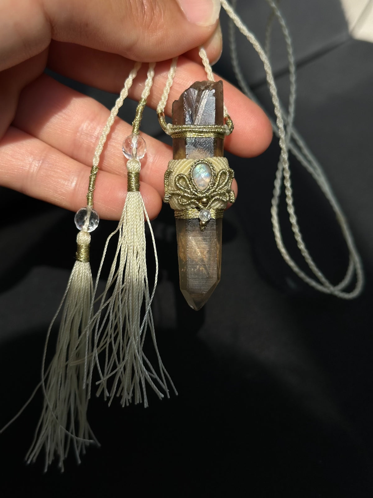 Collar de macramé con punta de cristal de cuarzo ahumado