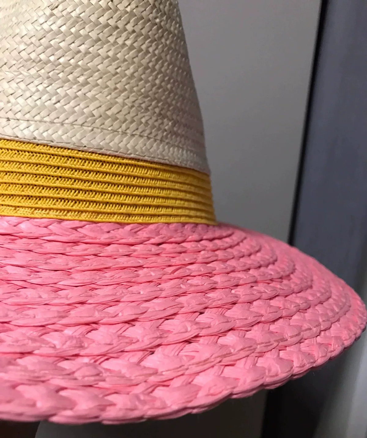 Panamahalm-fedora med rosa brätte