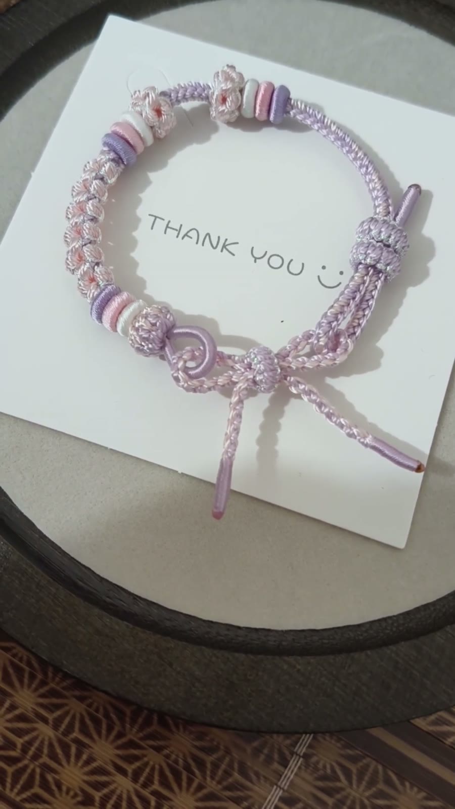 Braccialetto con fiori in sfumature rosa e bianco fatto a mano