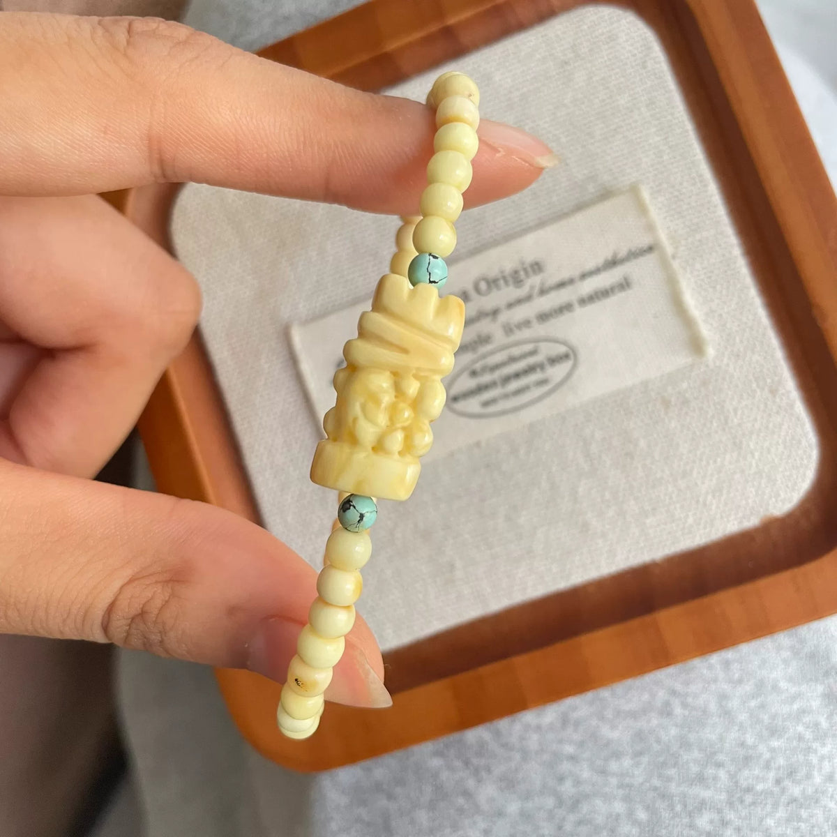 Armband med naturlig vaxbärsten och björnmotiv