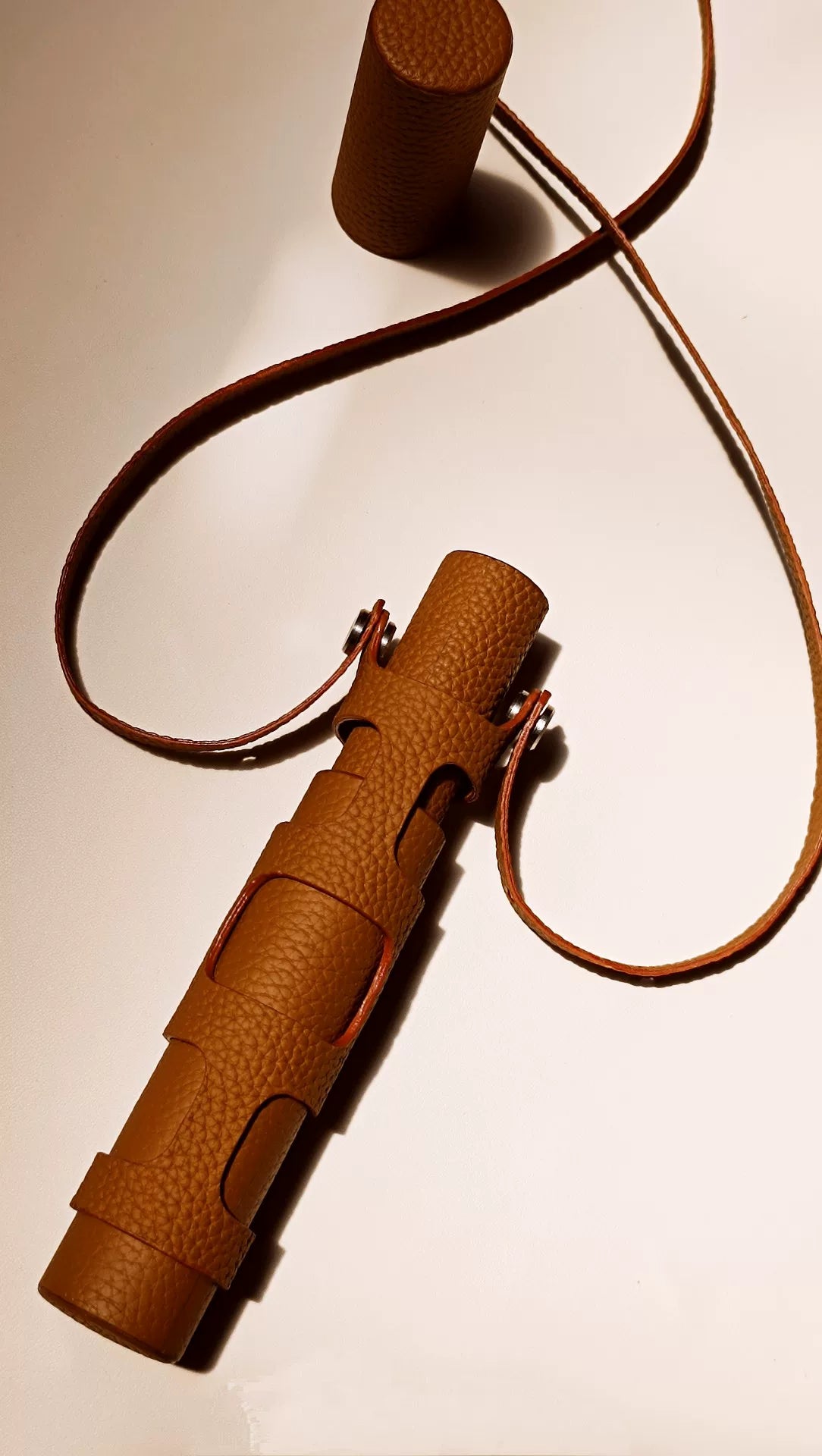 Étui pour stylo-plume en cuir caramel à porter au cou