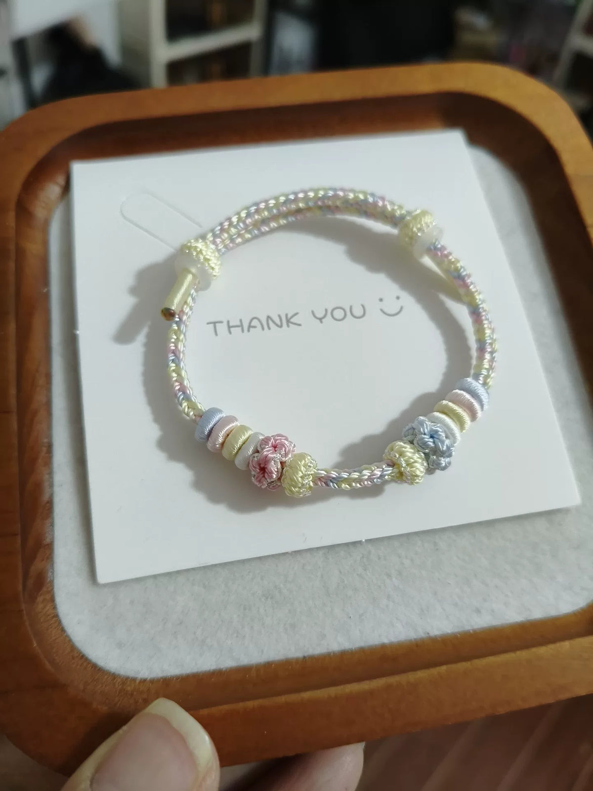 Bracelet en cordon arc-en-ciel avec fleurs nouudées