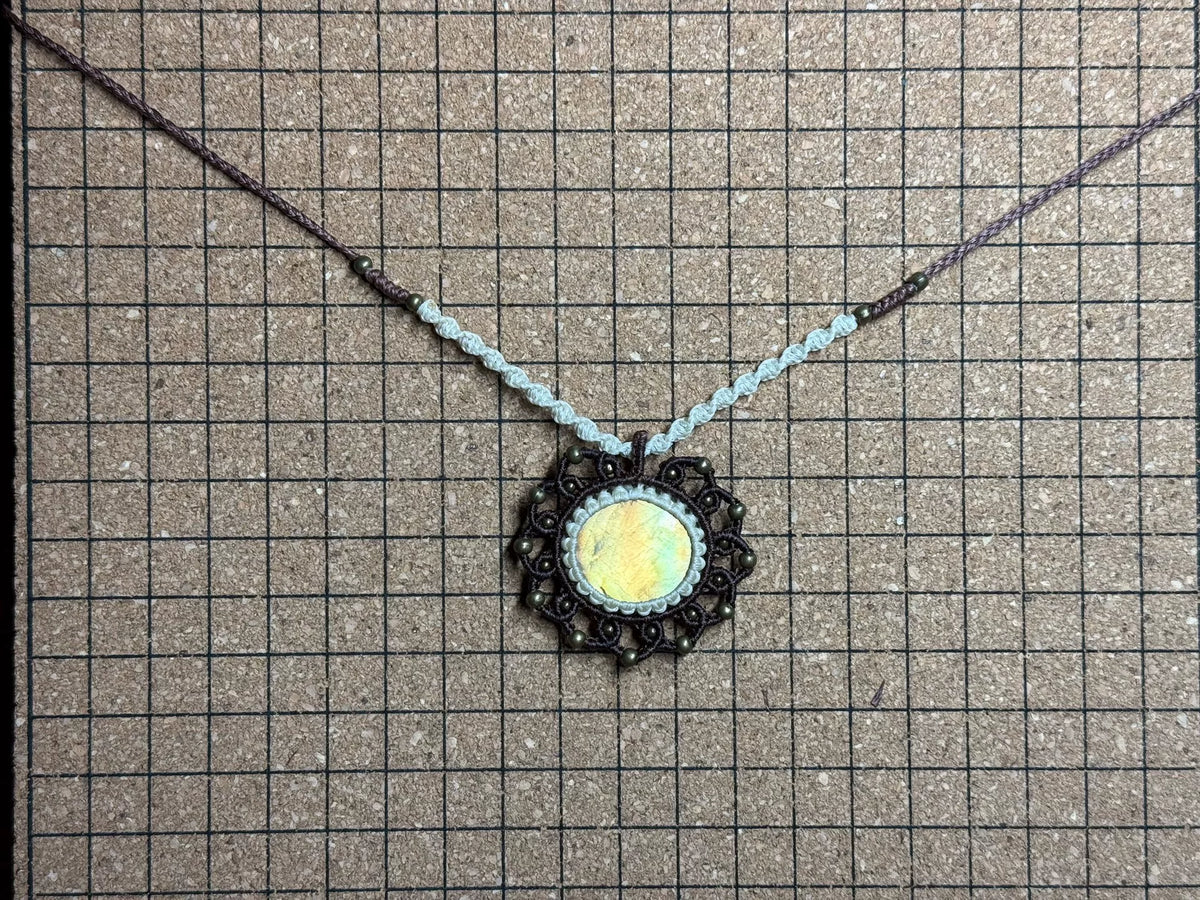 Collana Artigianale in Macramé con Labradorite e Sole