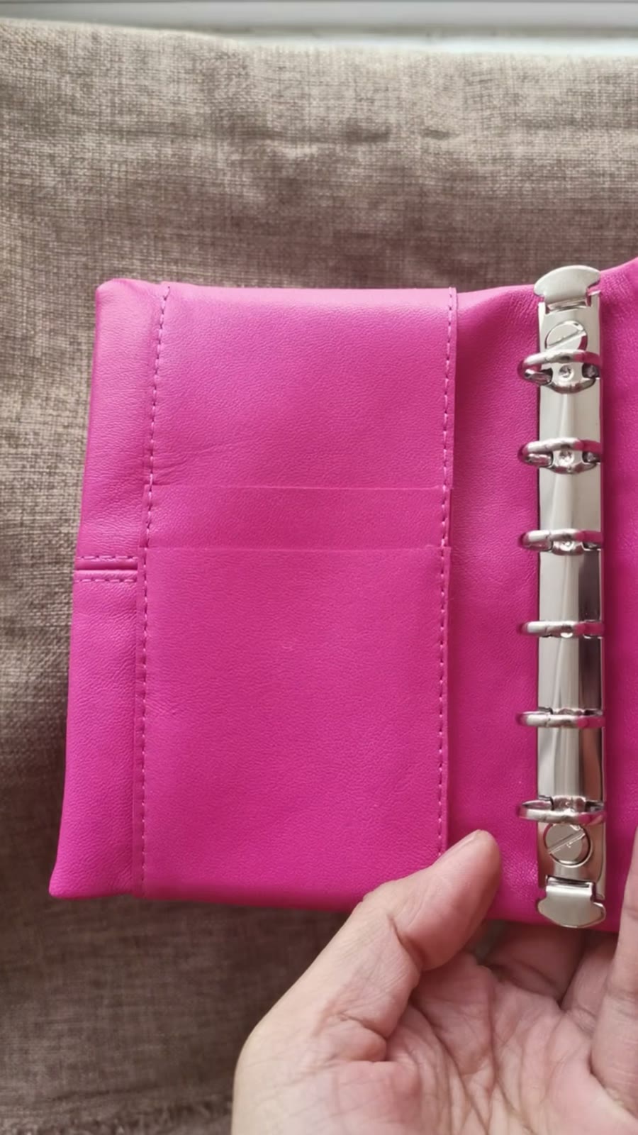Copertina per quaderno ad anelli A7 in pelle di pecora rosa
