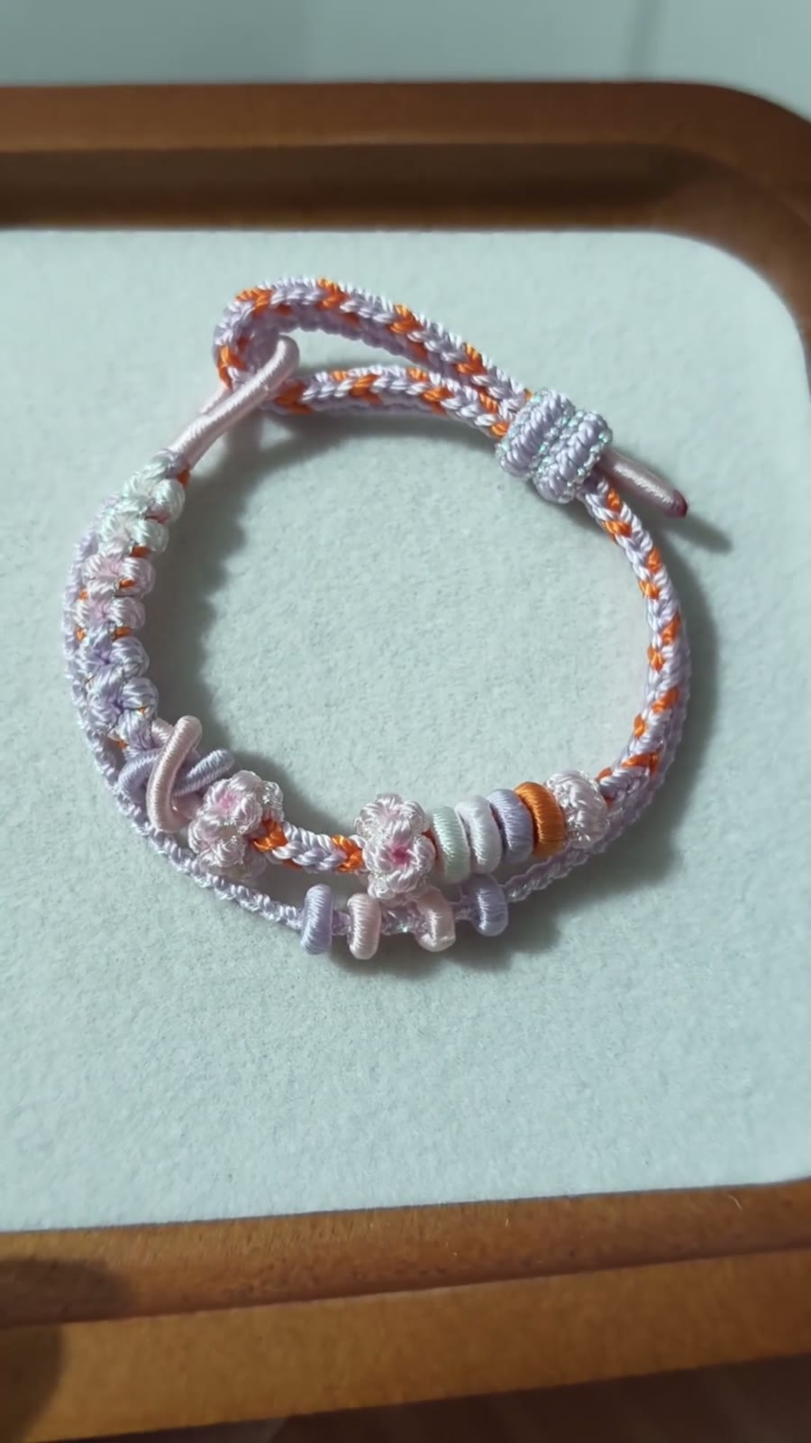 Handvävt armband i snöre vit och orange blomma