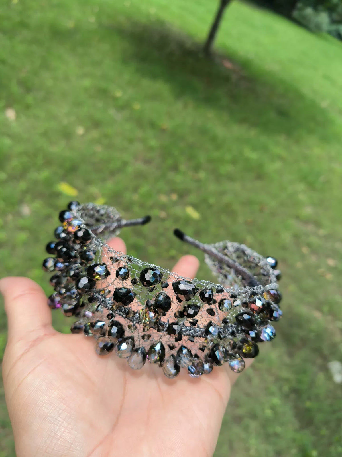 Bandeau large en maille métallique et perles de cristal