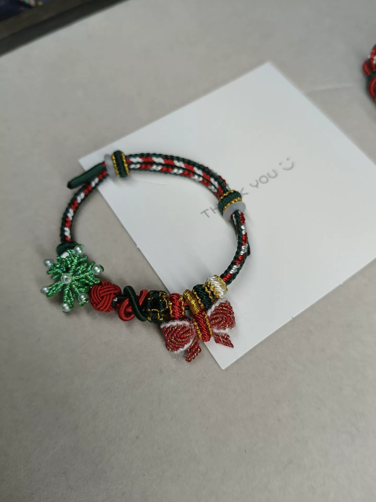 Bracelet de Noël tissé à la main flocon de neige et nœud rouge vert