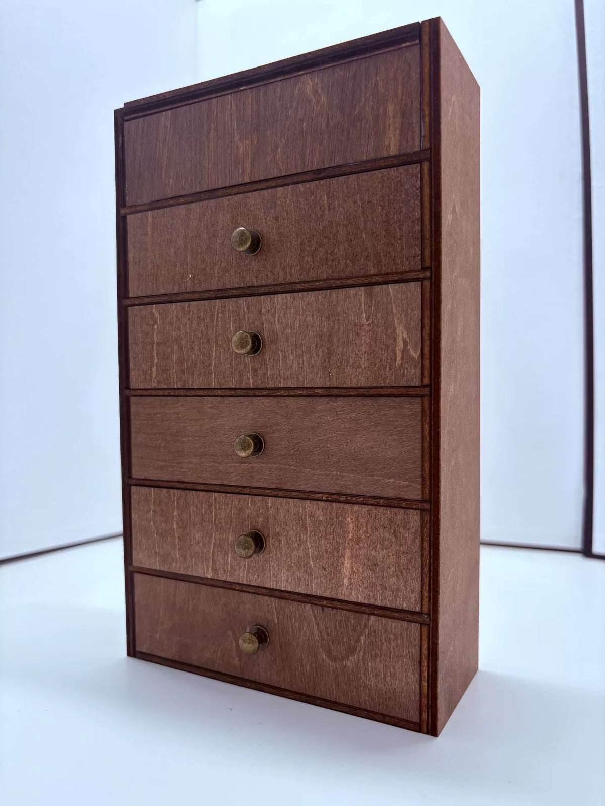 Houten miniatuur opbergkast met klapdeksel