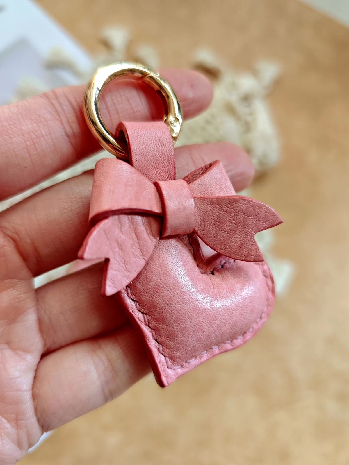 Chaveiro de Couro com Coração Rosa e Laço