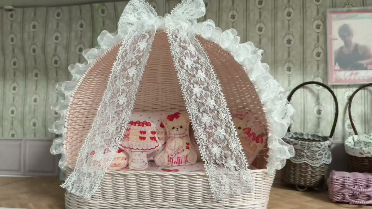 Miniatur-gewebte Rattan-Wiege mit Spitzenbaldachin