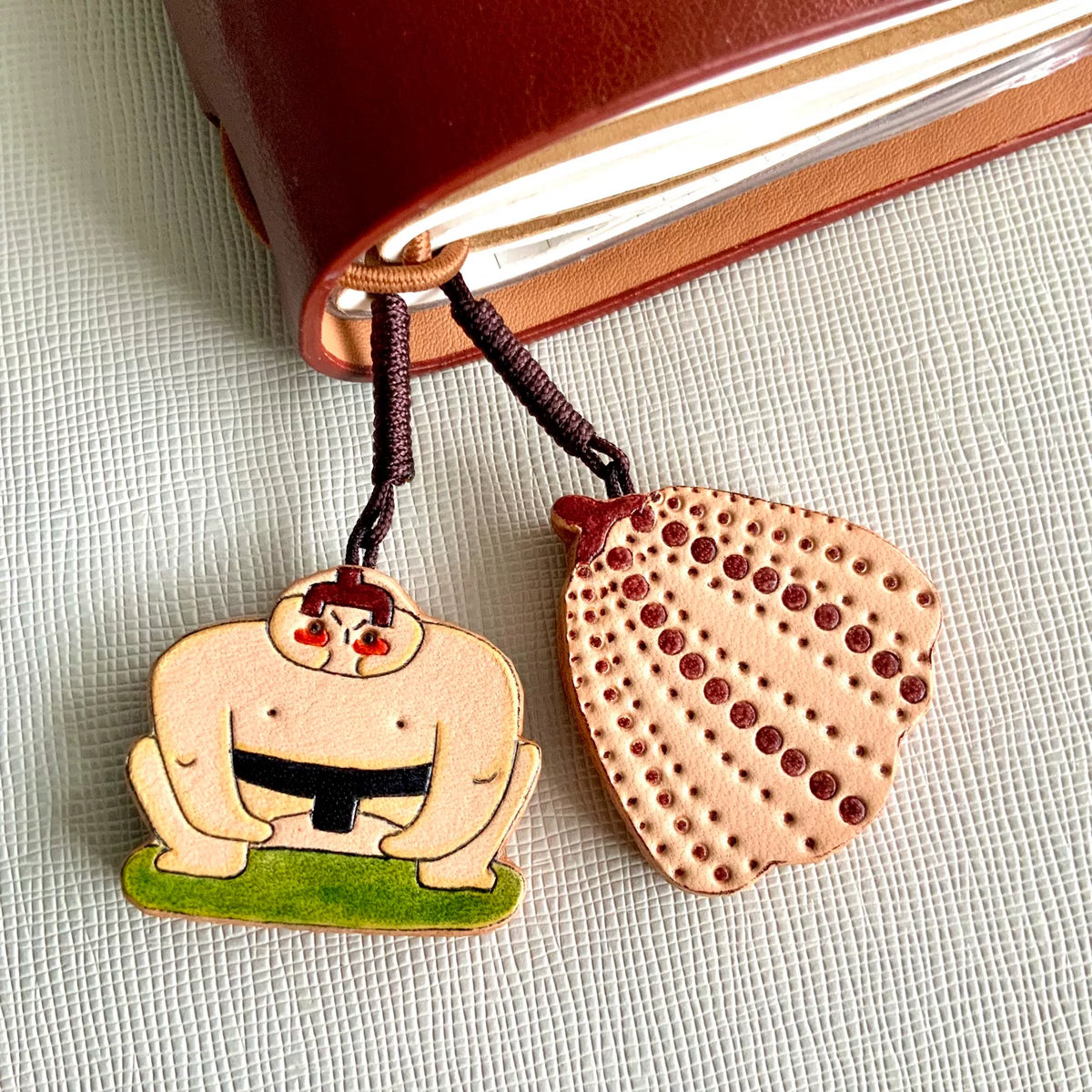 Charms de Couro Artesanais de Sumo e Cabaca