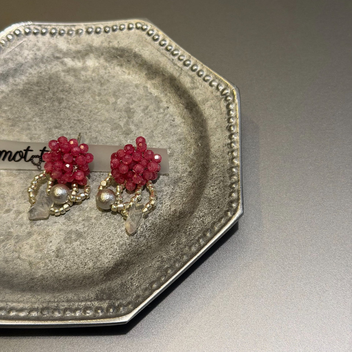 Pendientes de cristal rosa y perla hechos a mano