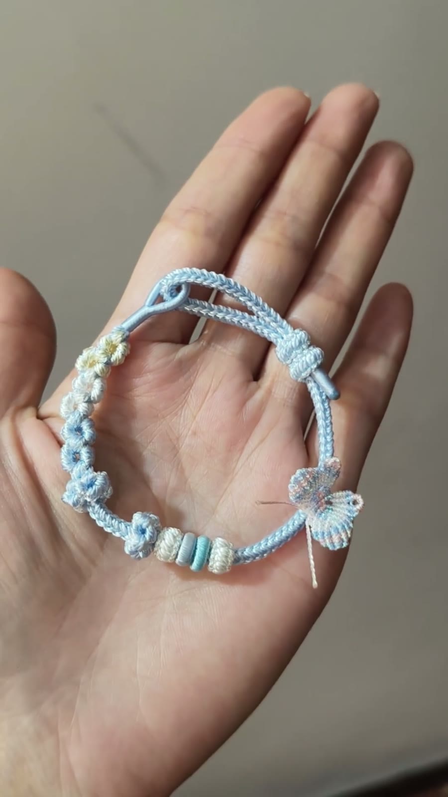 ハンドメイド ブルー＆ホワイトの編み込みレスレット 蝶と花
