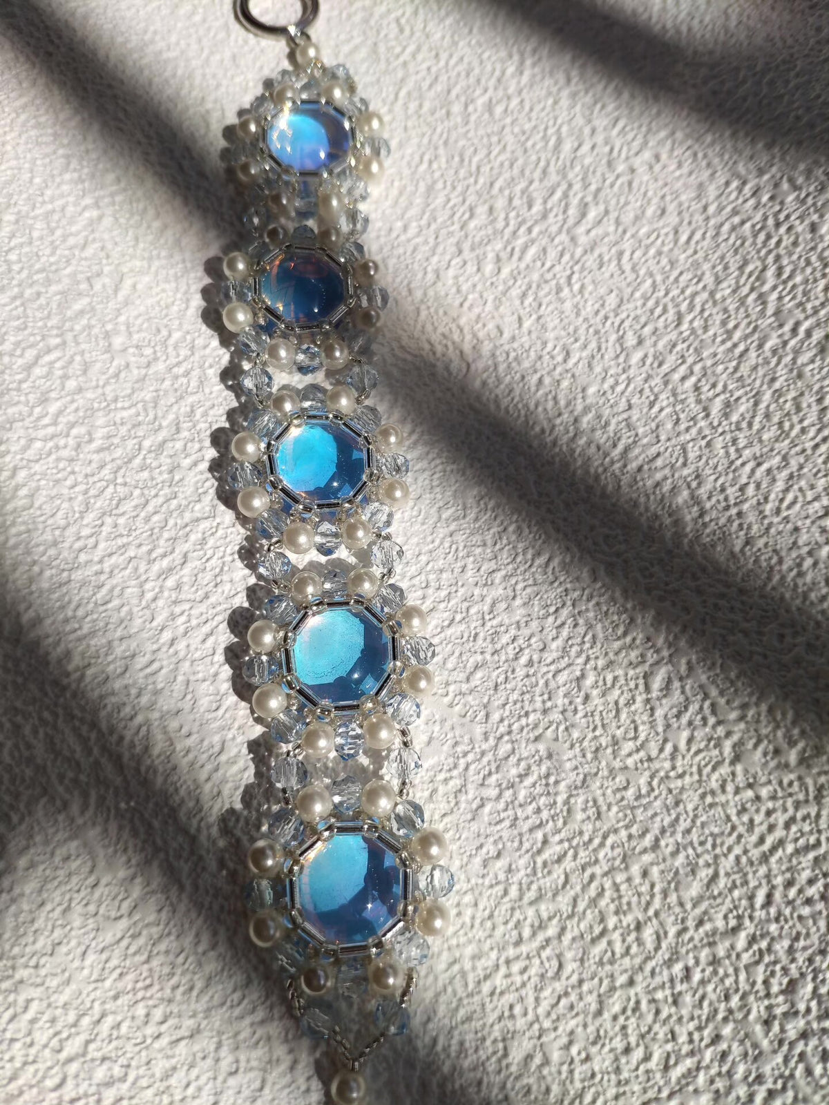 Blaues Perlenarmband mit facettierten blauen Steinen
