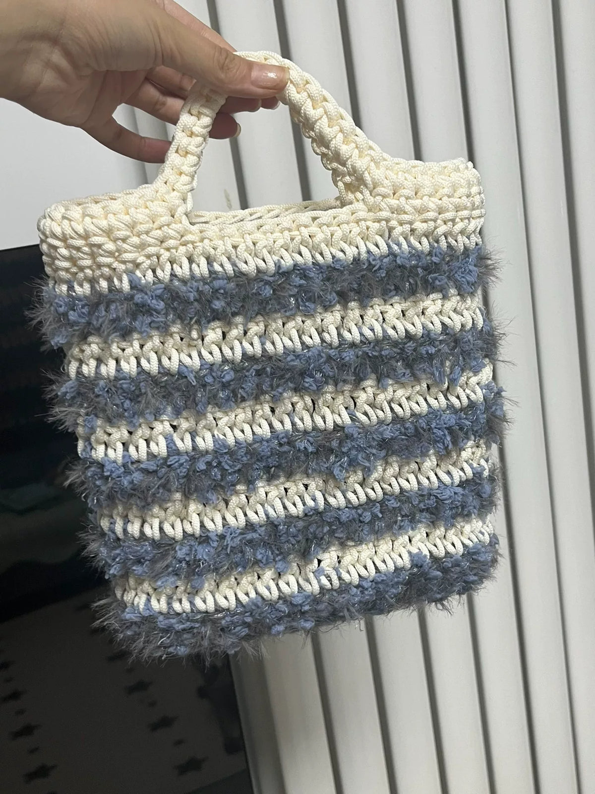 Virkad tote bag i kräm och blått