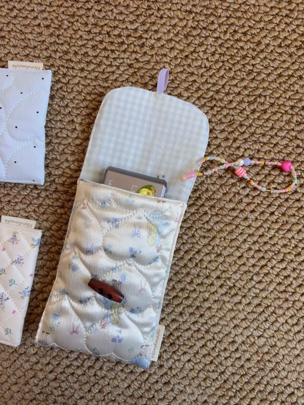 Quiltad kameraväska i bomull med träknapp