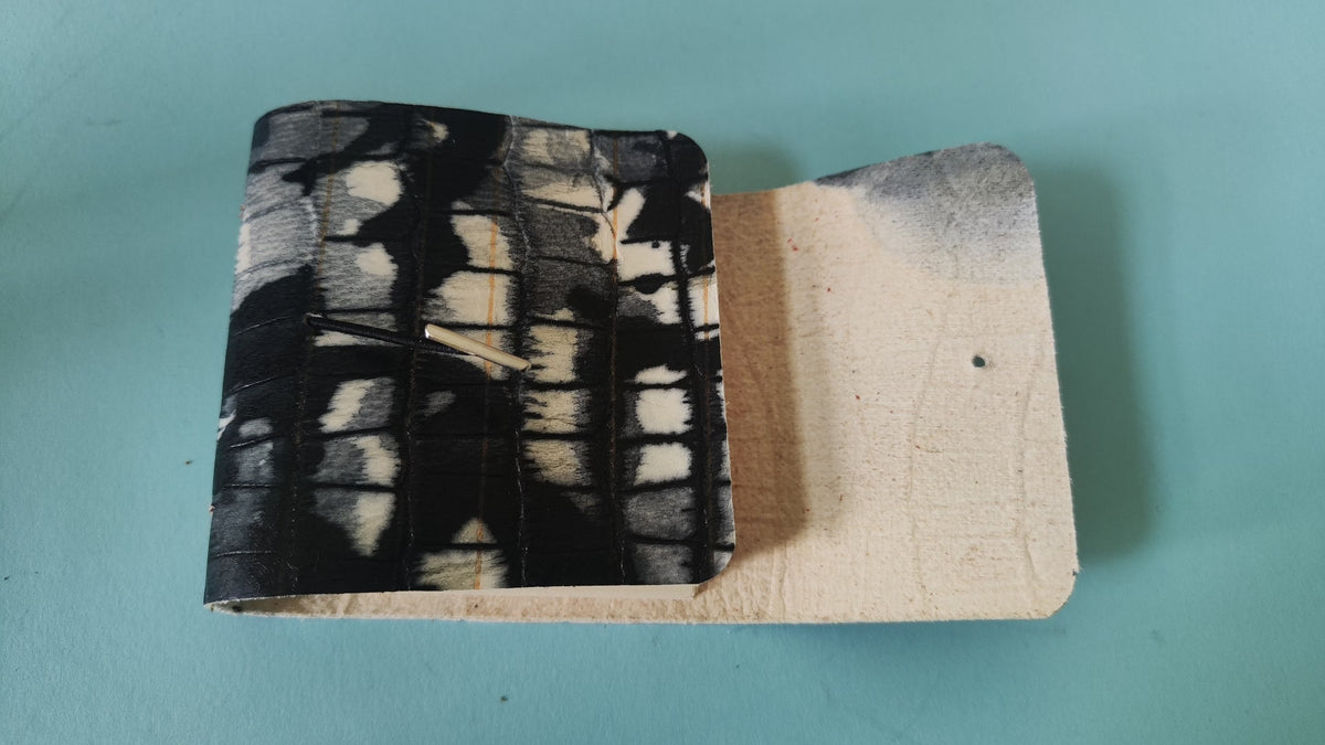 Tie-Dye-Ledernotizbuch mit Kraftpapier-Seiten