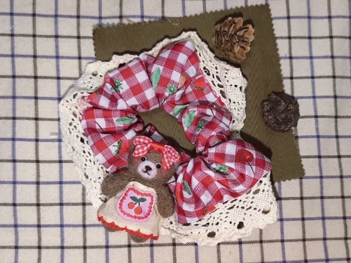 Rot-weiß kariertes Kirsch-Haargummi mit Filz-Teddy