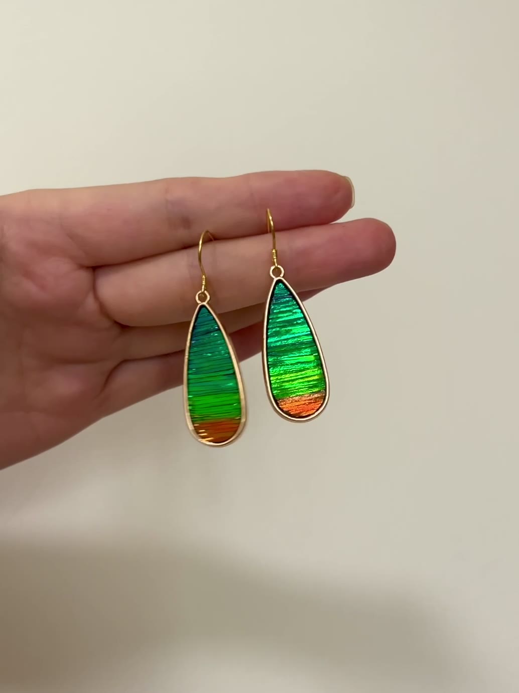 Pendientes de alas de escarabajo joya en verde esmeralda