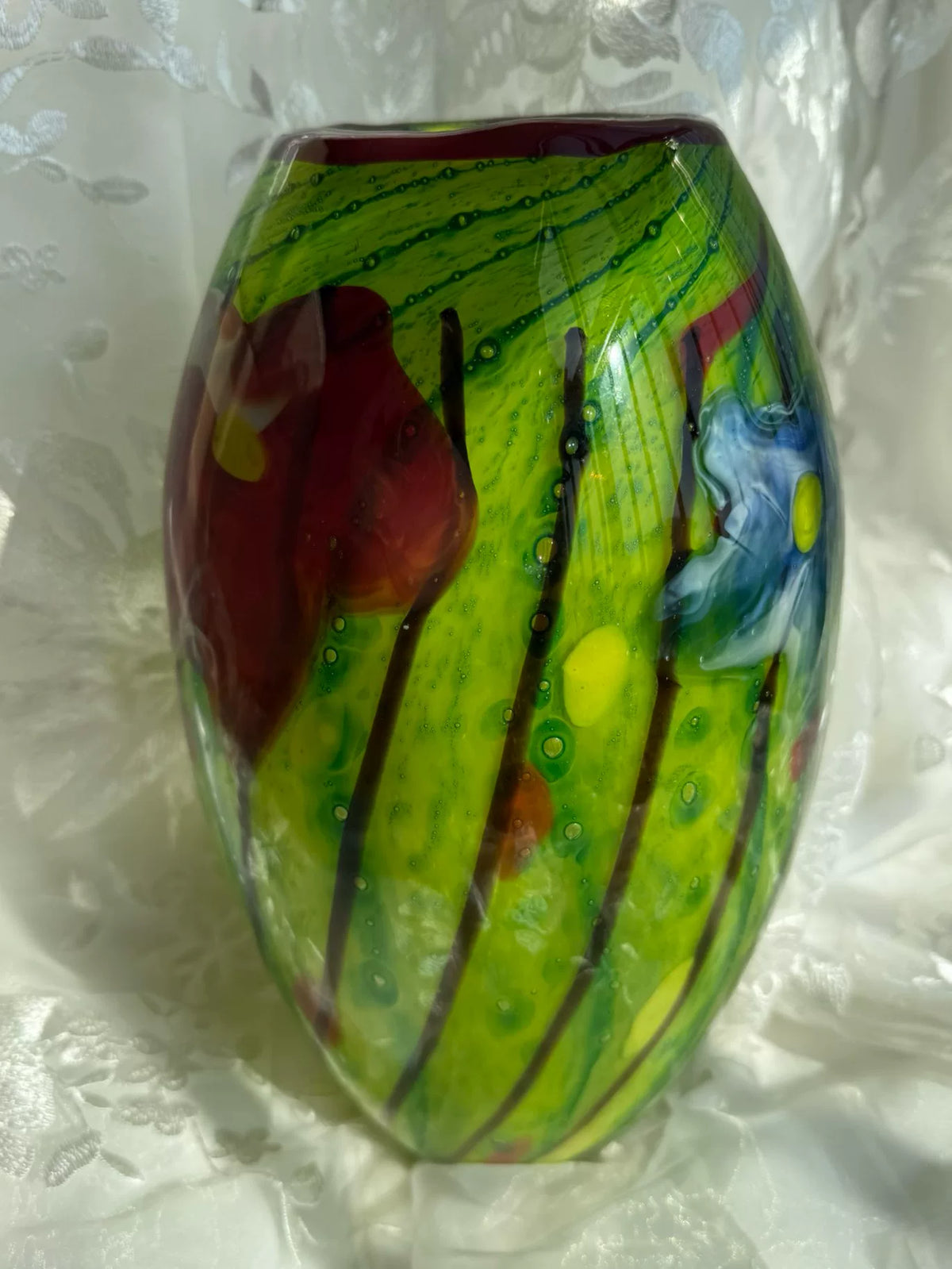 Vase vintage en verre vert aux fleurs