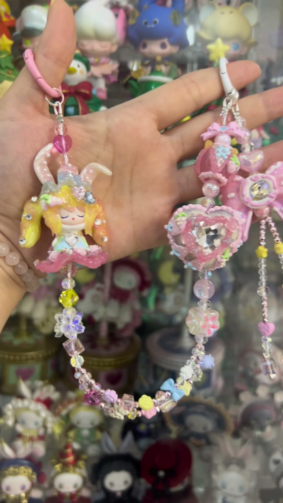 Taschenanhänger mit rosaem Hasenmäd und Kristallsteinen