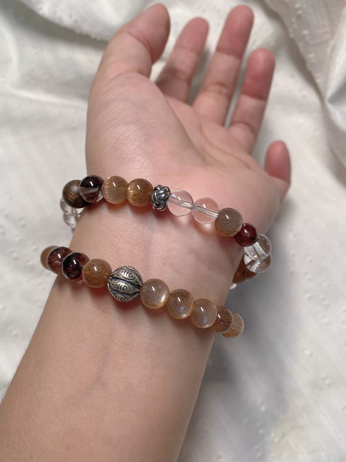 Armband med vit bergkvarts, oud och rökkvarts i dubbelt öga