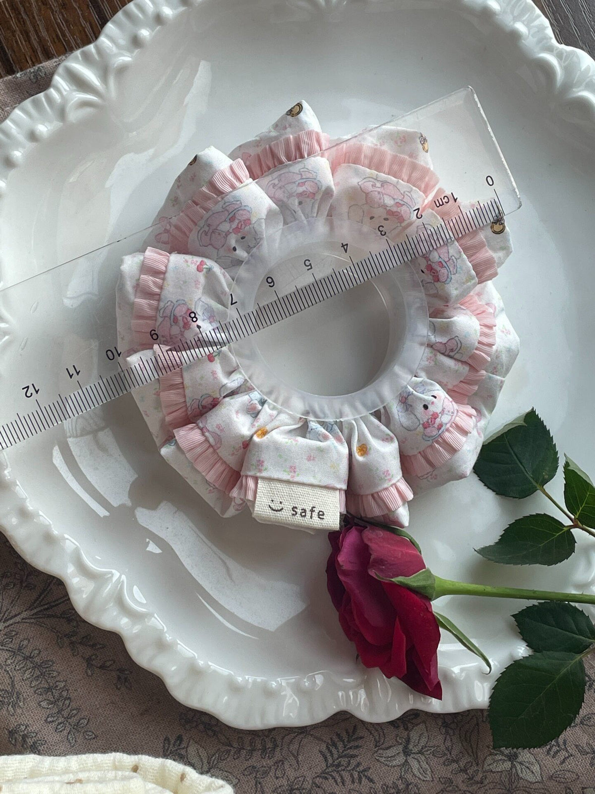 Colar de Tecido com Folhos e Flores para Cão 12cm