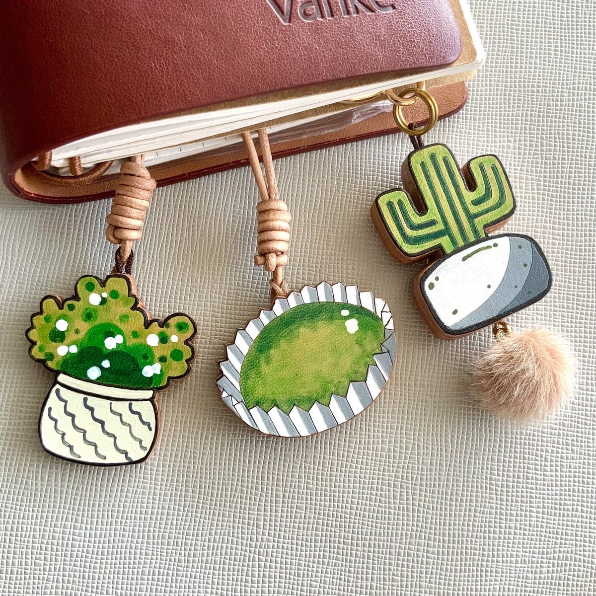 Porte-clés cactus en cuir peint à la main