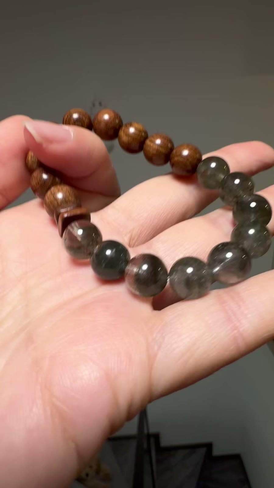Perlenarmband aus grünem Phantomquarz und Sandelholz