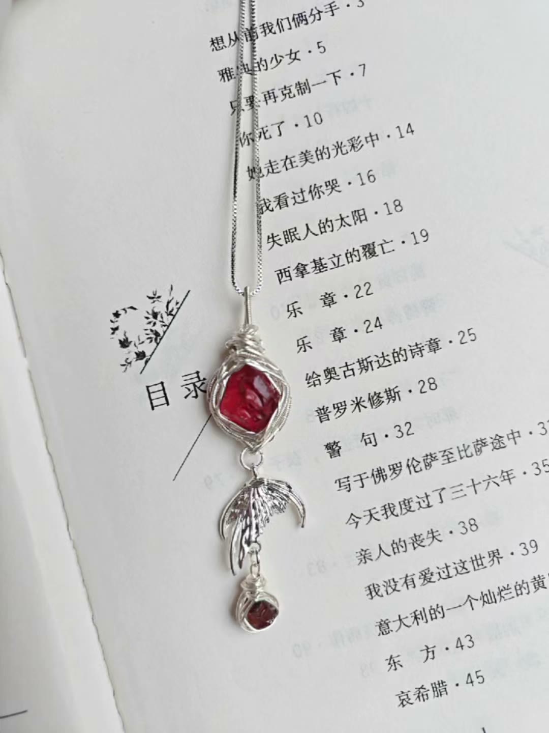 Collier en fil torsadé avec queue de sirène