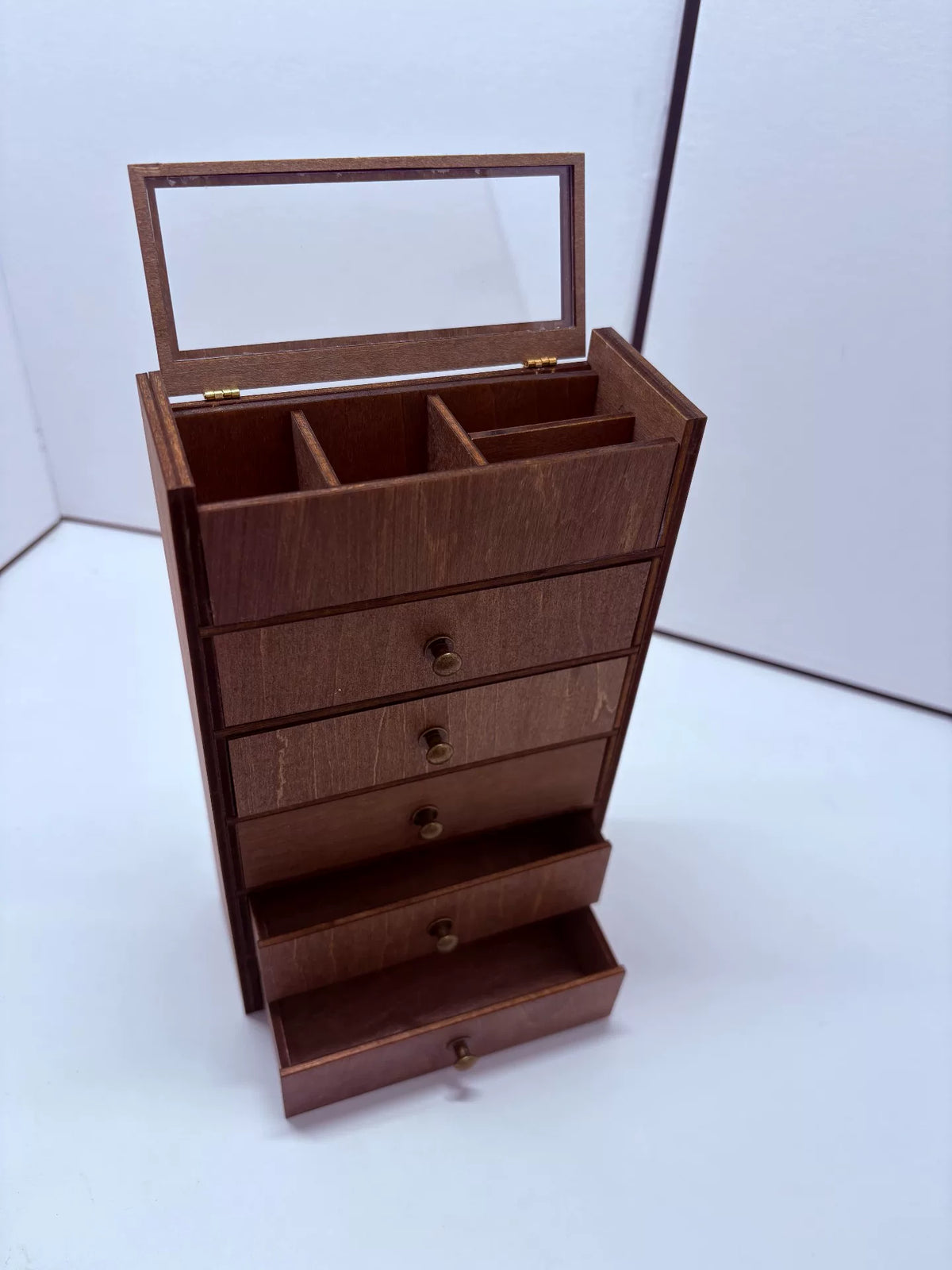 Houten miniatuur opbergkast met klapdeksel