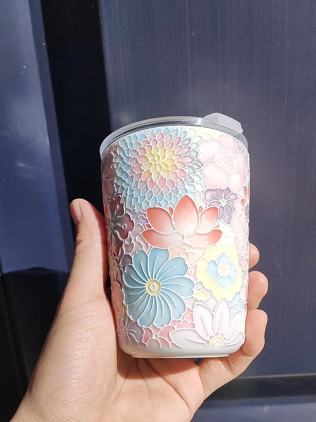 Jade-Ton Millefleur Reisebecher, handbemalt