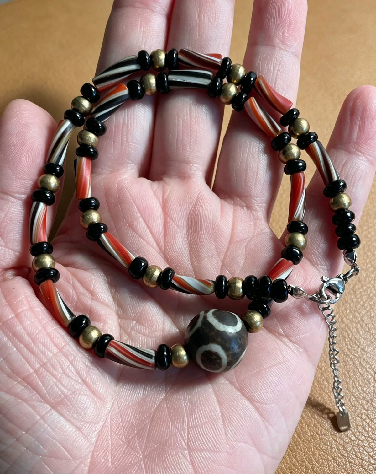 Collar de cuentas de vidrio romano con cuenta central de fósil de madera