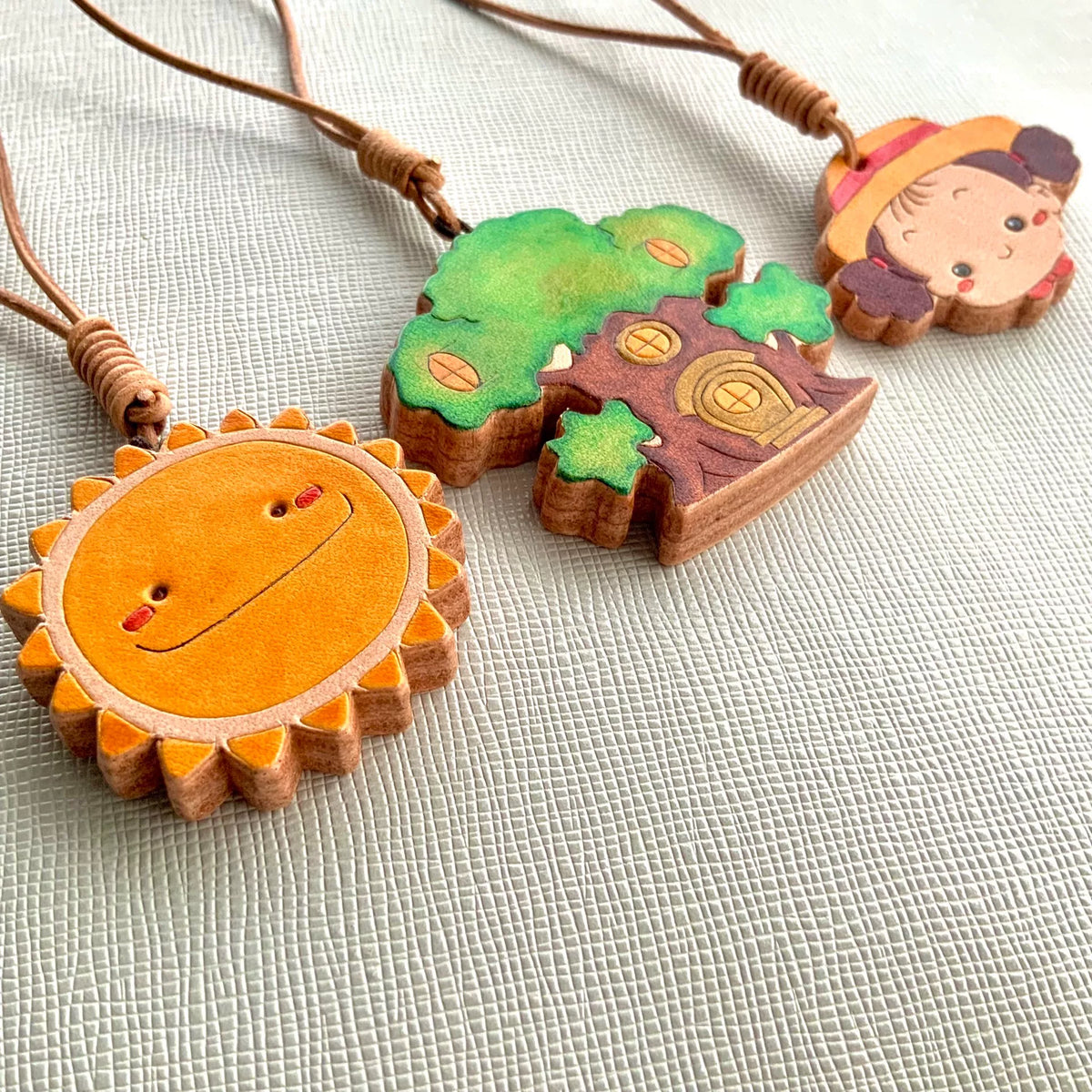 Porte-clés avec charm en cuir sculpté maison dans l'arbre
