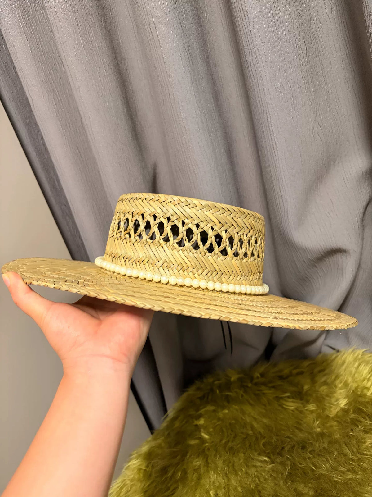 Cappello da sole in paglia a tesa larga con fascia in perle