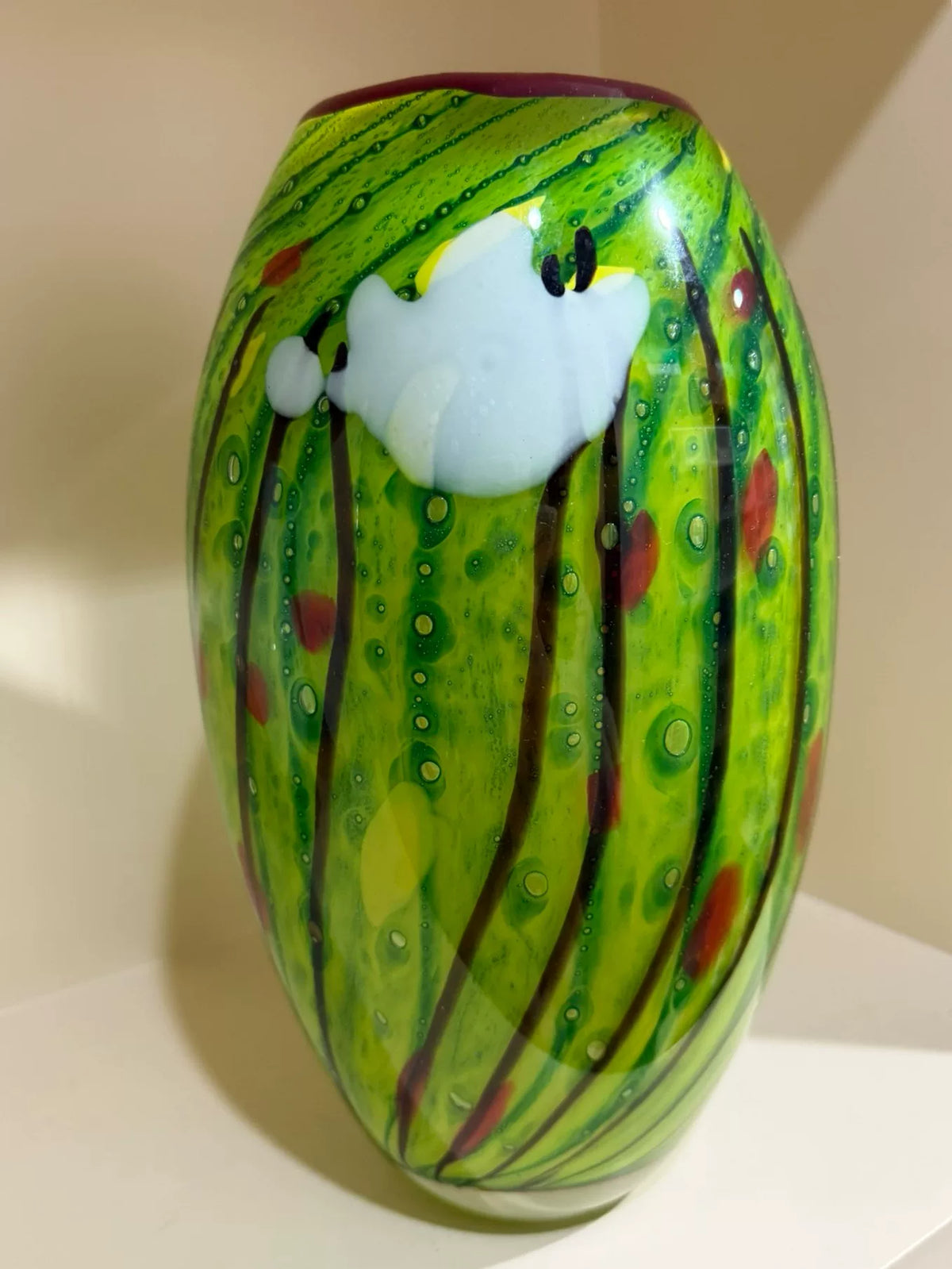 Vase vintage en verre vert aux fleurs