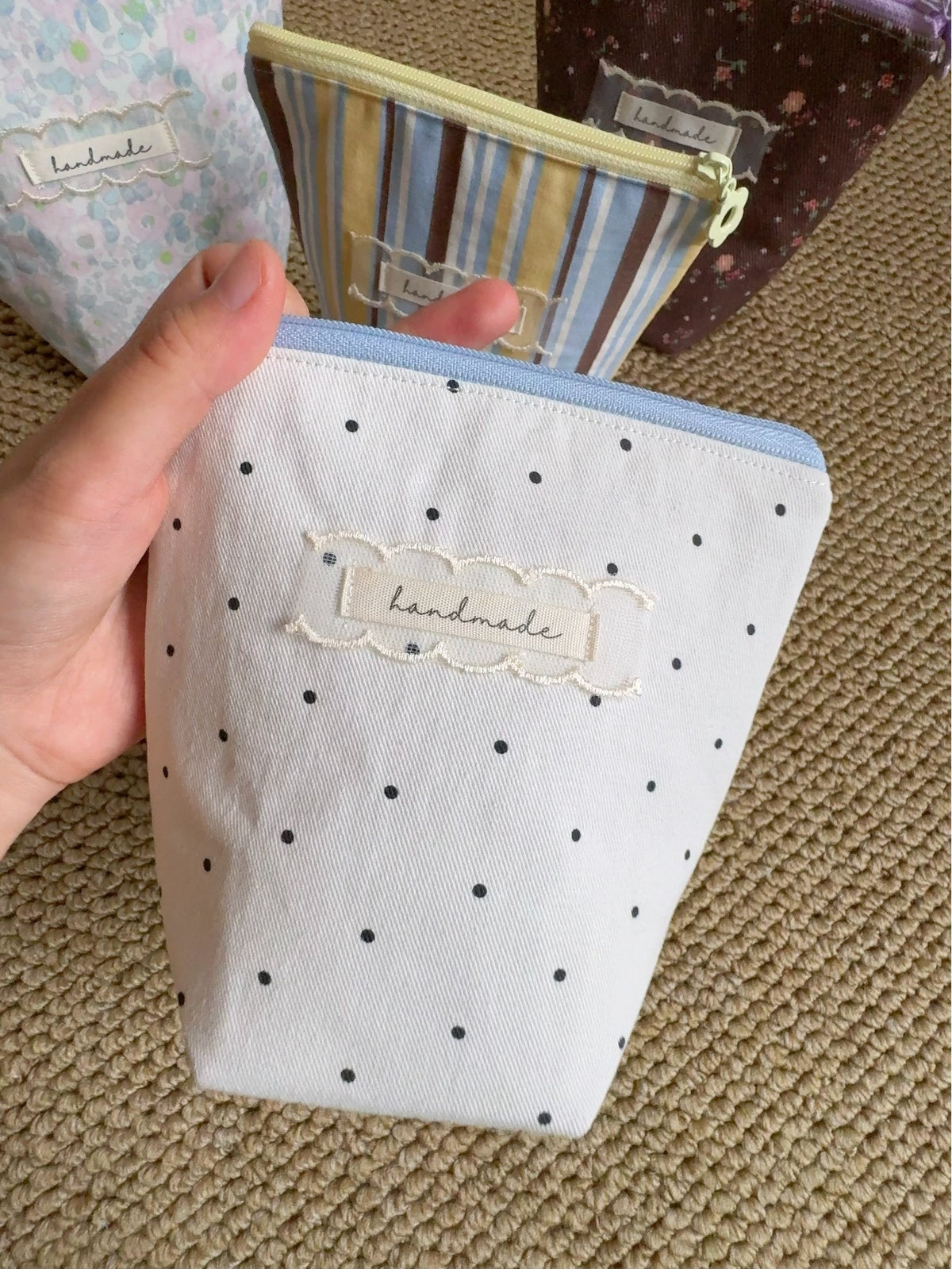 Trousse zippée en toile trapézoïdale avec contraste