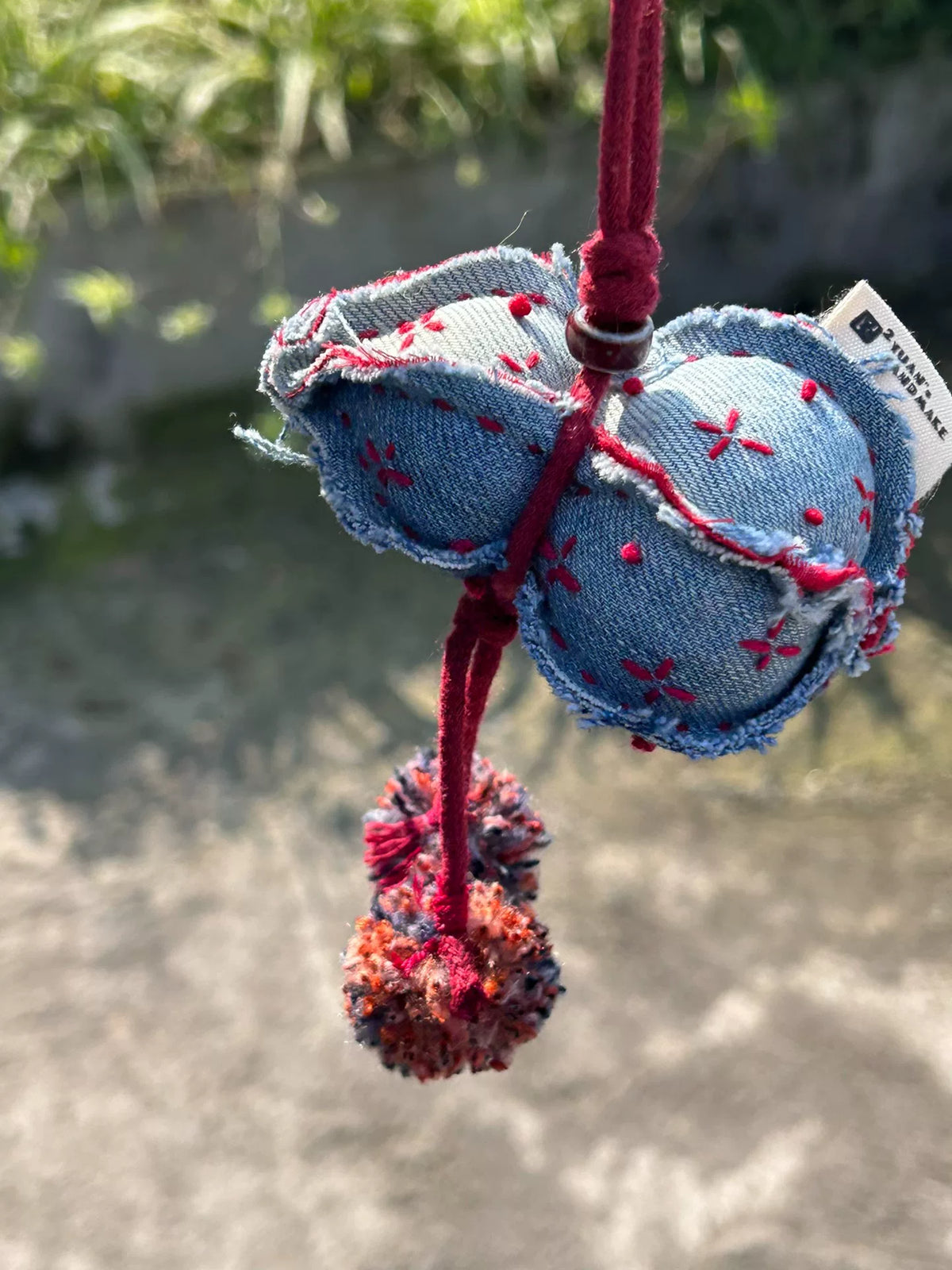 Saco de Denim com Bordado Vermelho