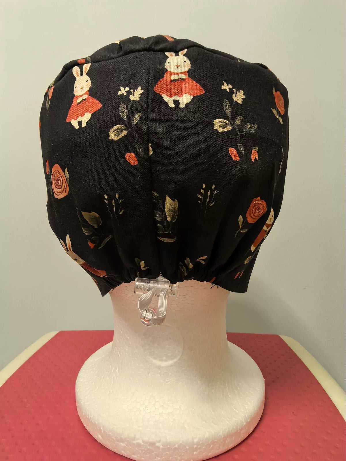 Gorro Quirúrgico de Algodón con Estampado Floral y Conejos Negros