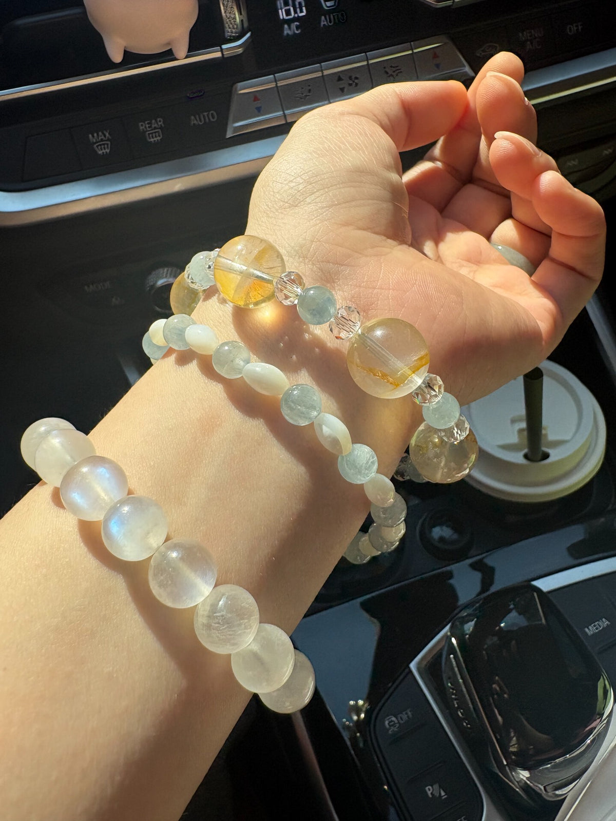 Kyanit-Harz-Perlenarmband in Hellblau