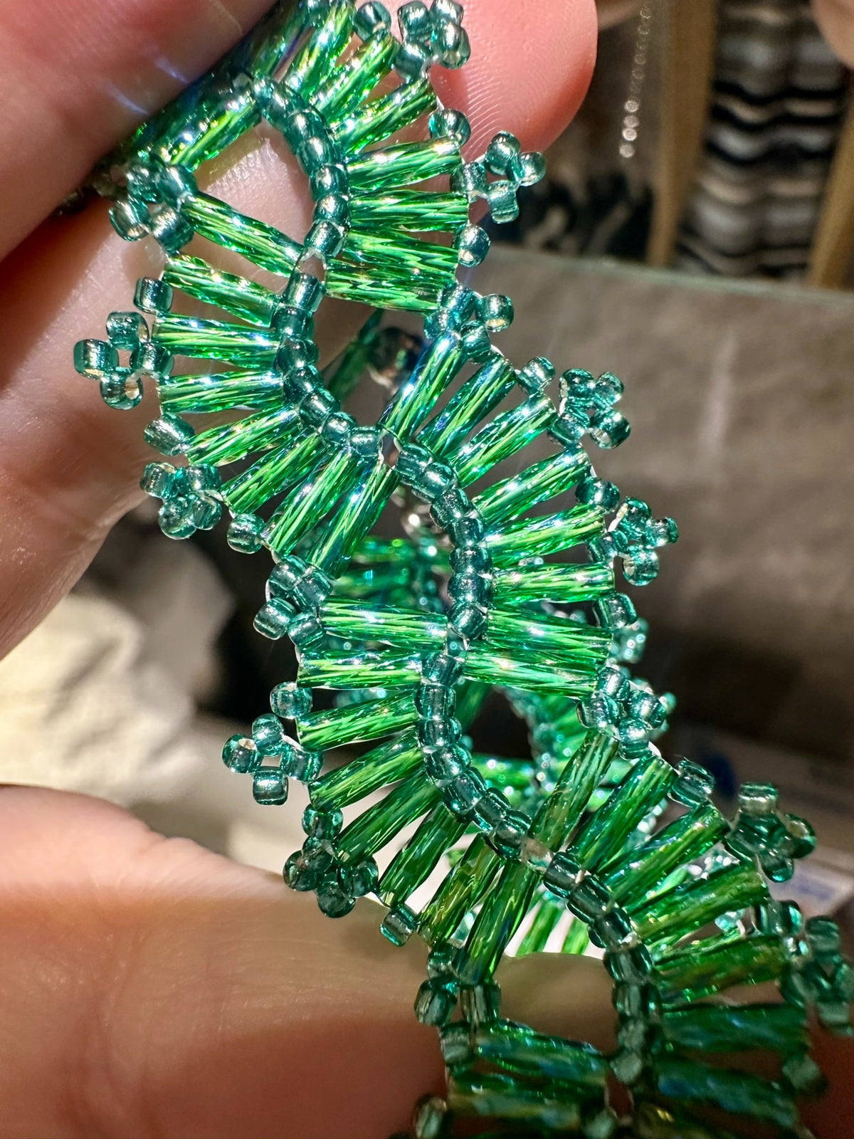 Bracelet en perles de verre vert iridescent à spirale
