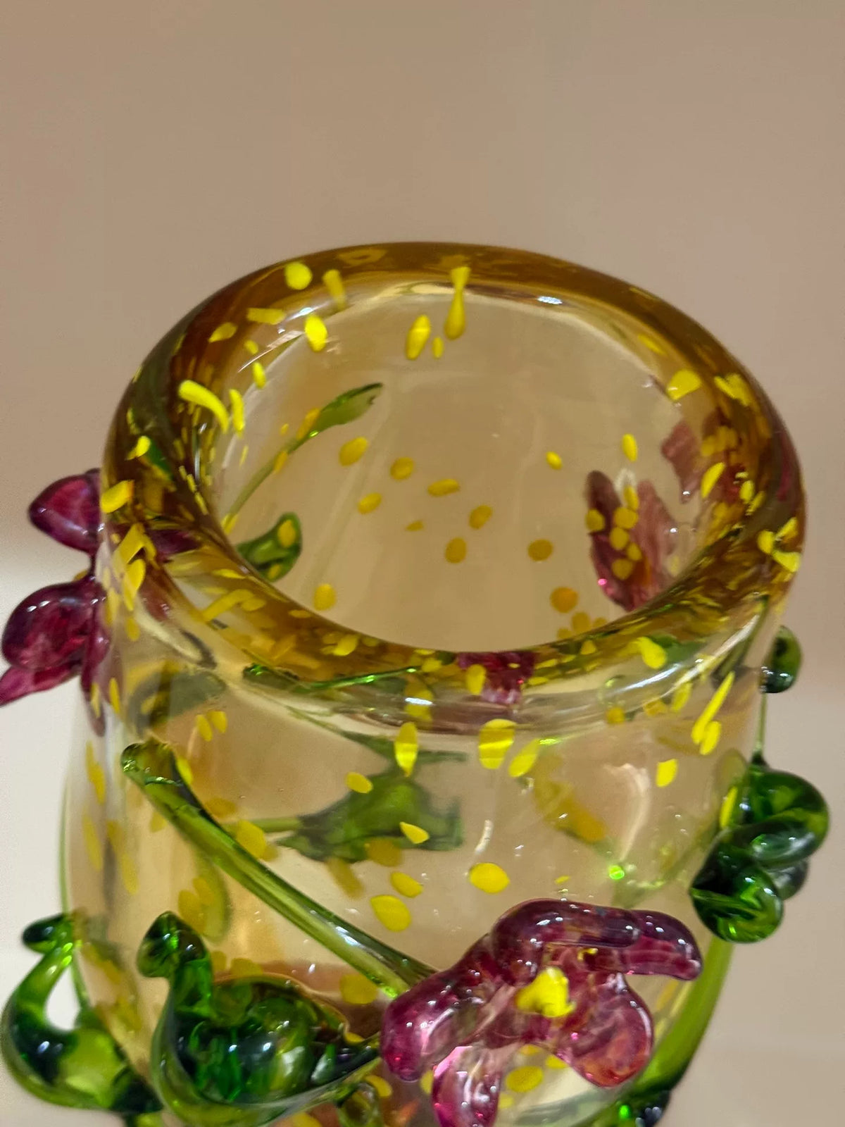 Vaso de Vidro Âbar Vintage com Flores Roxas