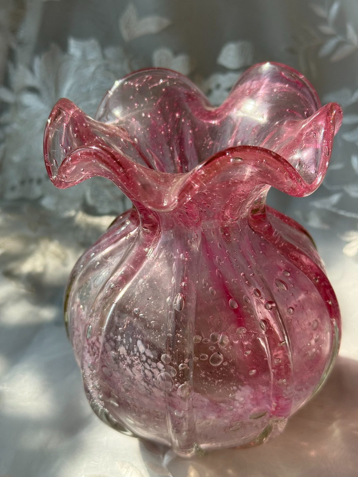 Vintage bubbelvas i rött glas